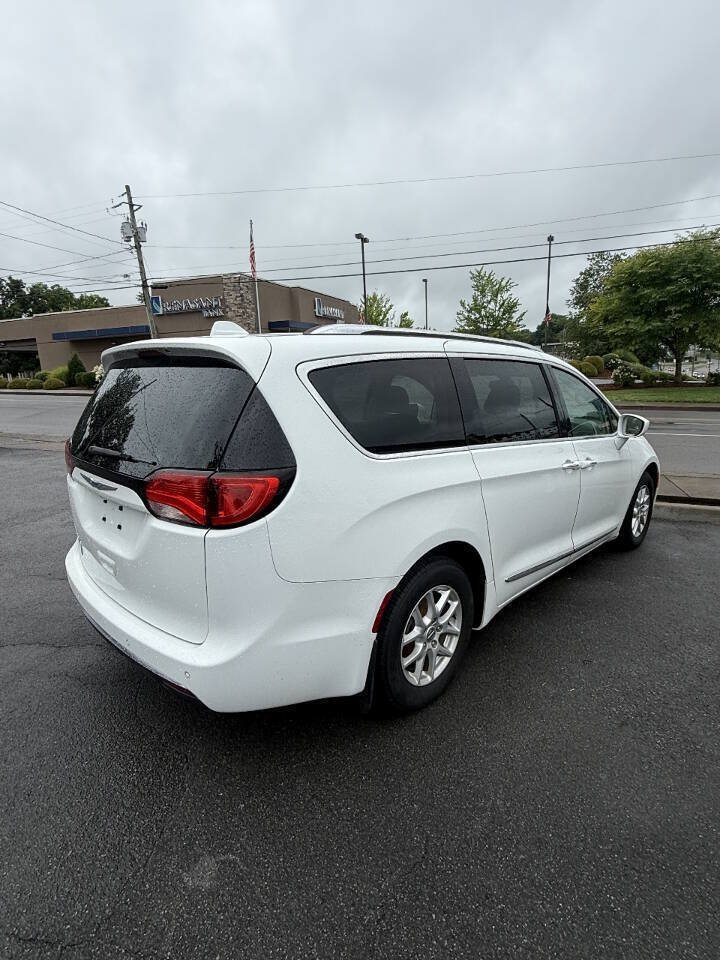 Used 2020 Chrysler Pacifica Touring-L FWD image 3