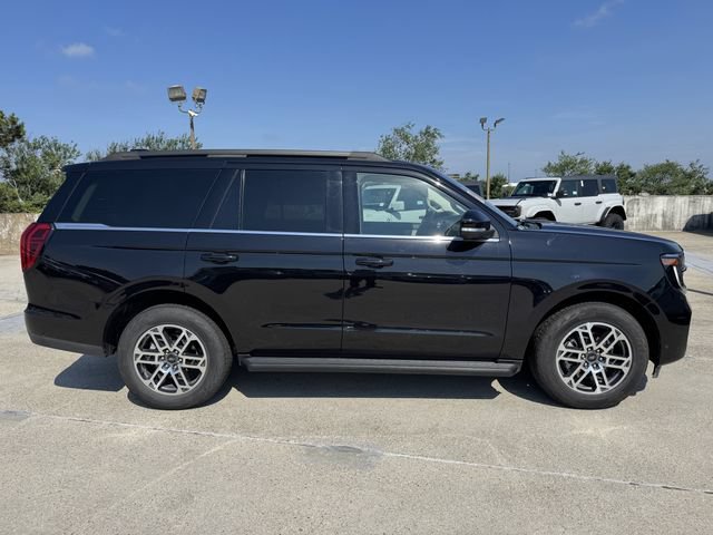 Used 2025 Ford Expedition Active AWD/4WD image 2