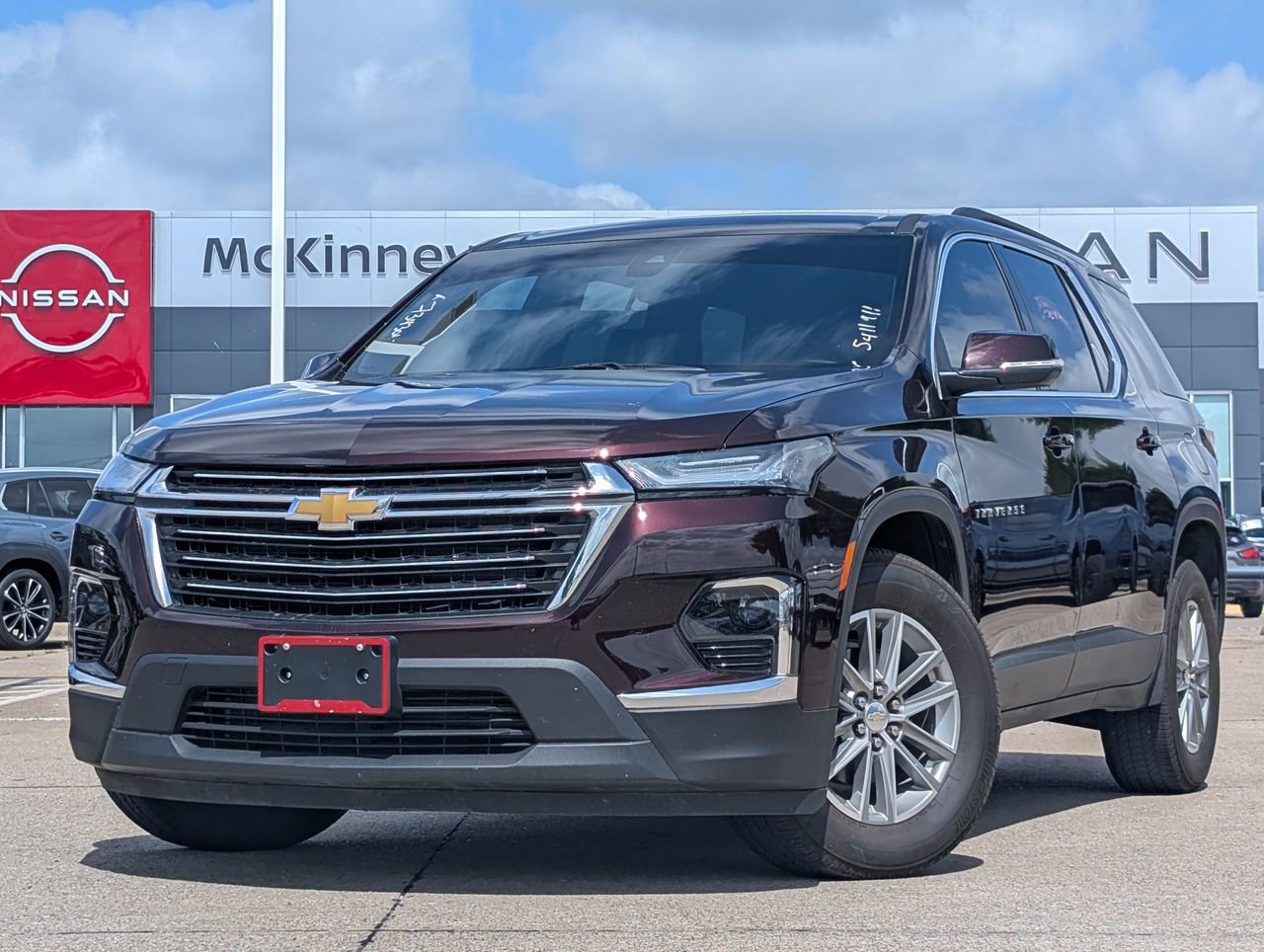 Used 2023 Chevrolet Traverse LT image 2