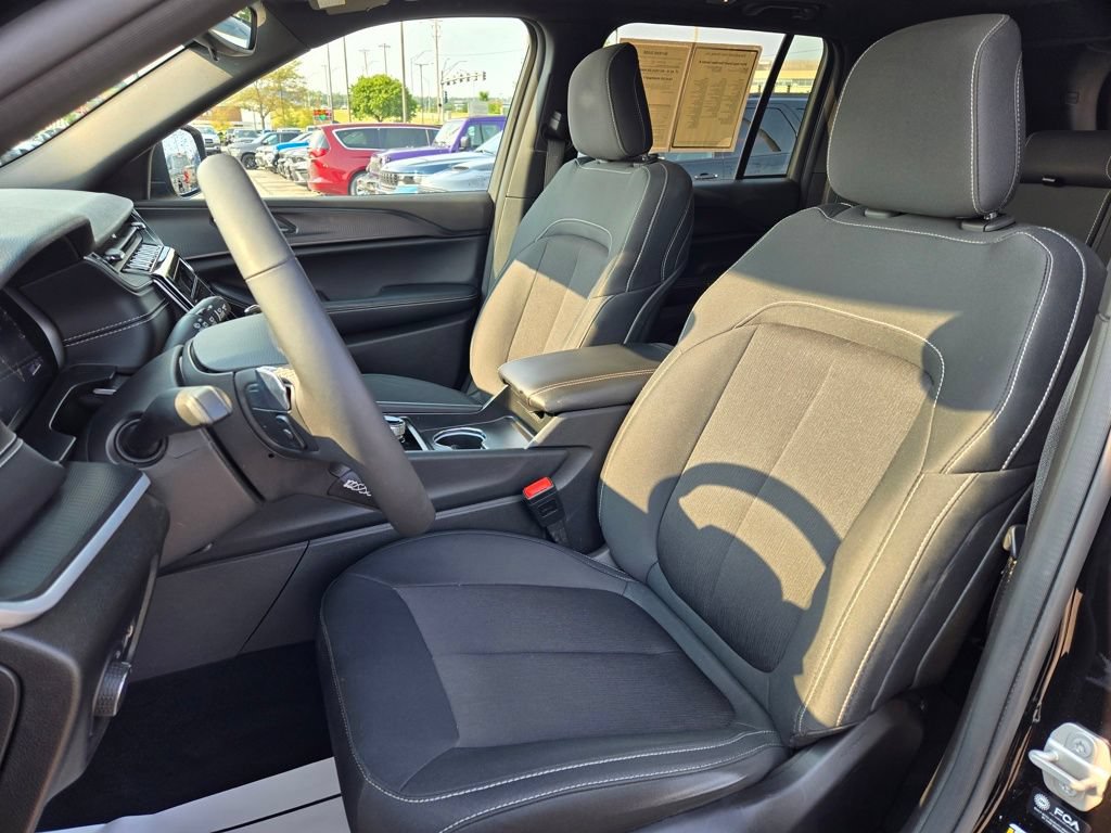 Used 2024 Jeep Grand Cherokee Laredo X w/ Luxury Tech Group I AWD/4WD image 18