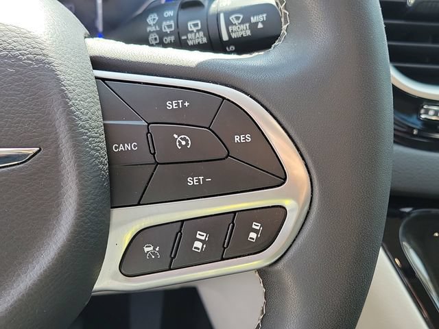 Used 2023 Chrysler Pacifica Touring-L FWD image 13