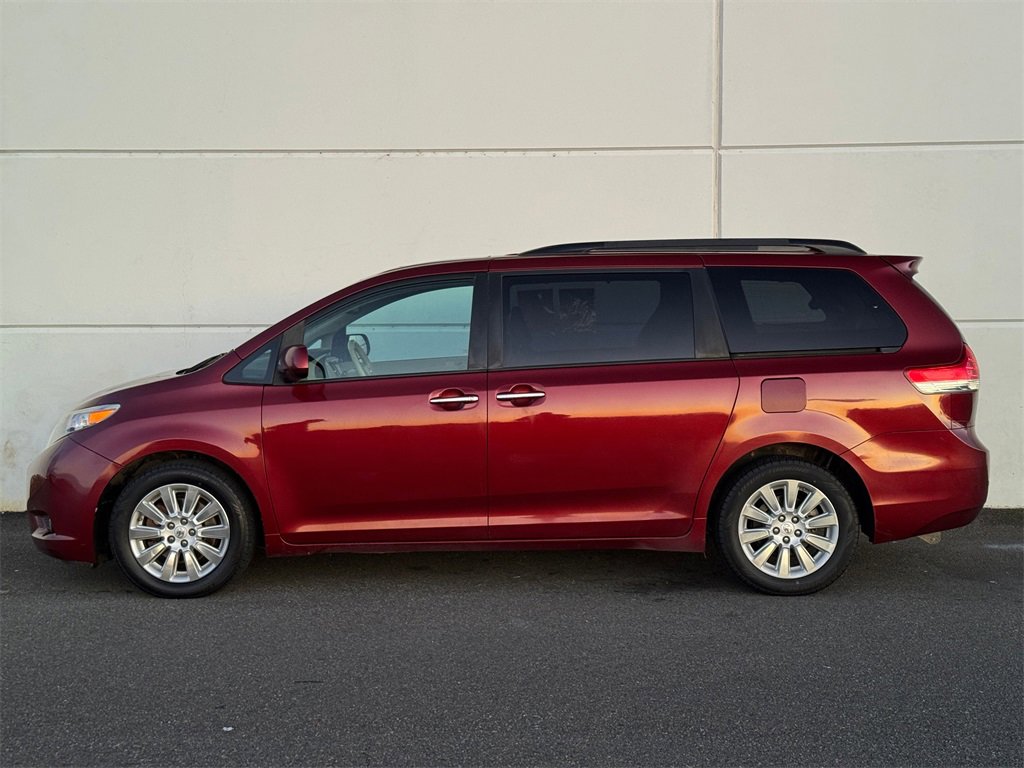 Used 2014 Toyota Sienna XLE image 4