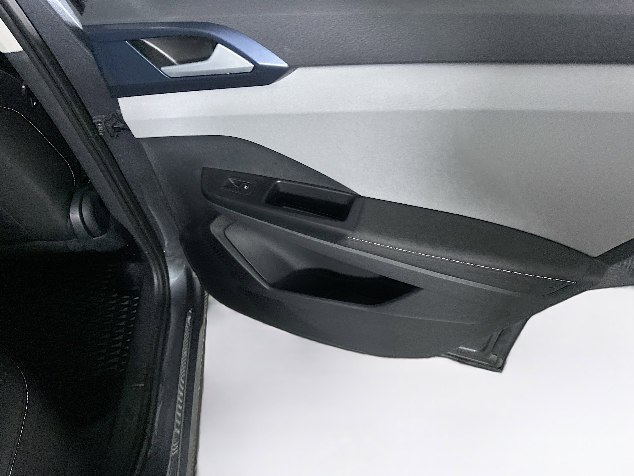 Used 2024 Volkswagen Taos SE w/ Black Wheel Package image 28