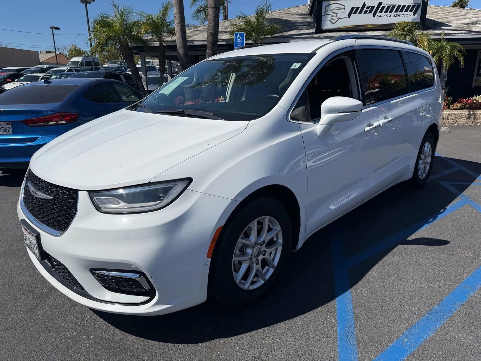 Used 2021 Chrysler Pacifica Touring-L w/ Premium & Safety Sphere Group image 3