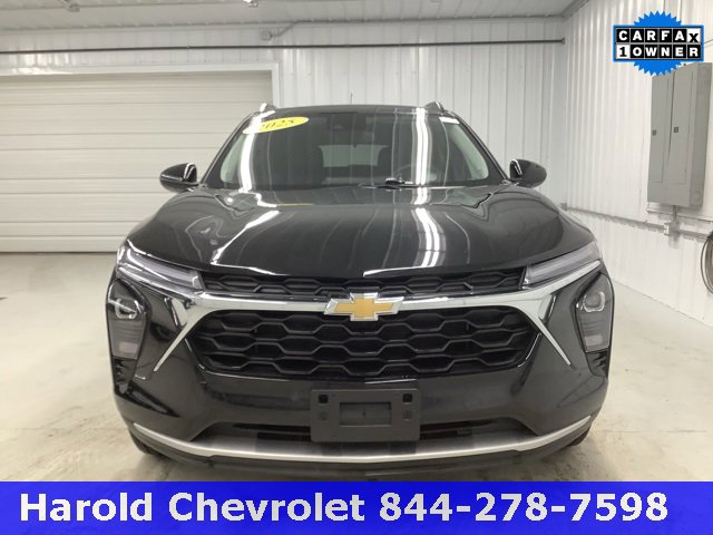 Used 2025 Chevrolet Trax LT w/ LT Convenience Package image 2
