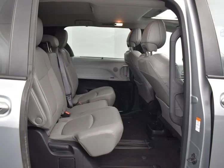 Used 2025 Toyota Sienna XLE image 18