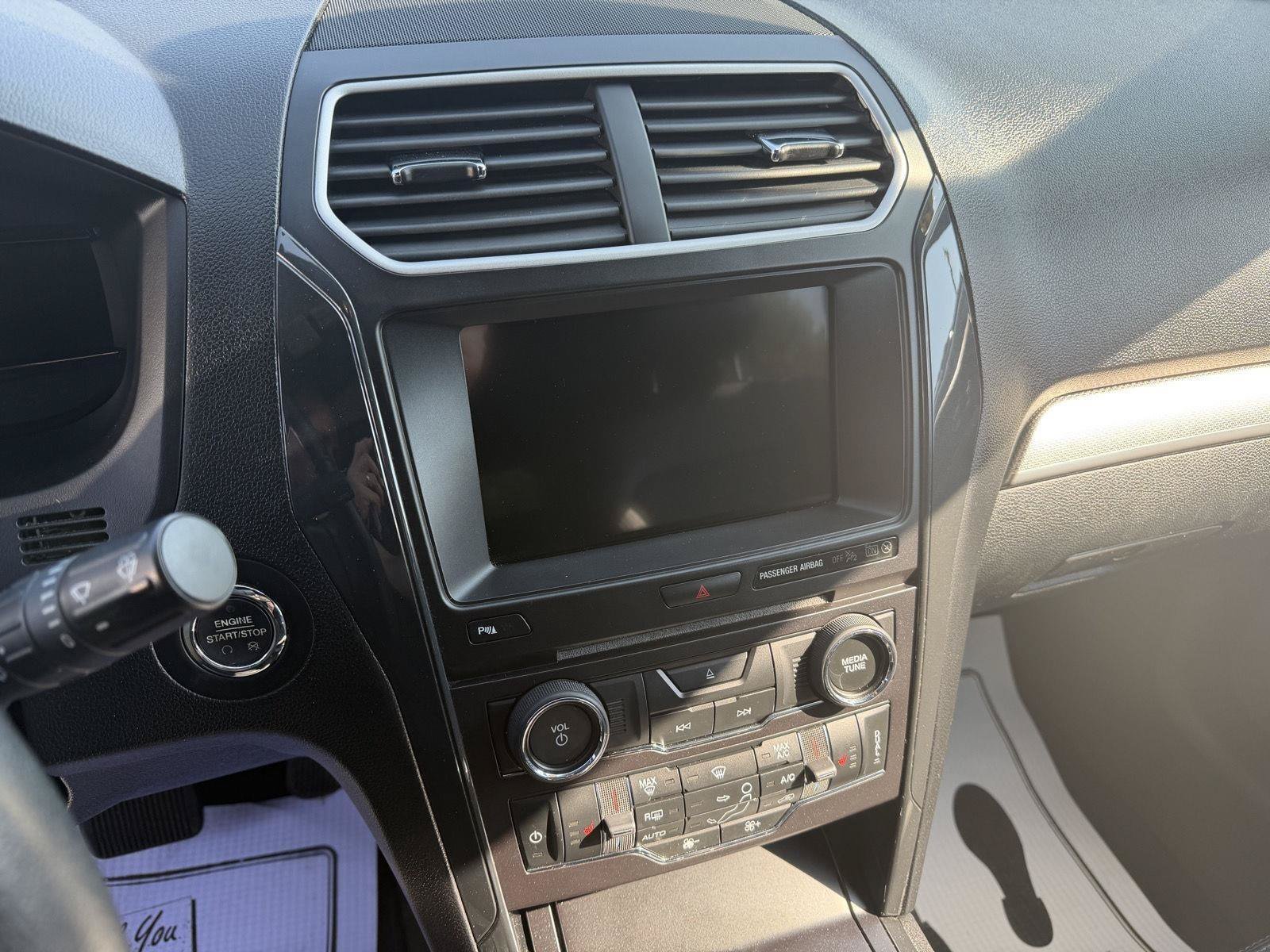 Used 2018 Ford Explorer XLT w/ Equipment Group 202A FWD image 10