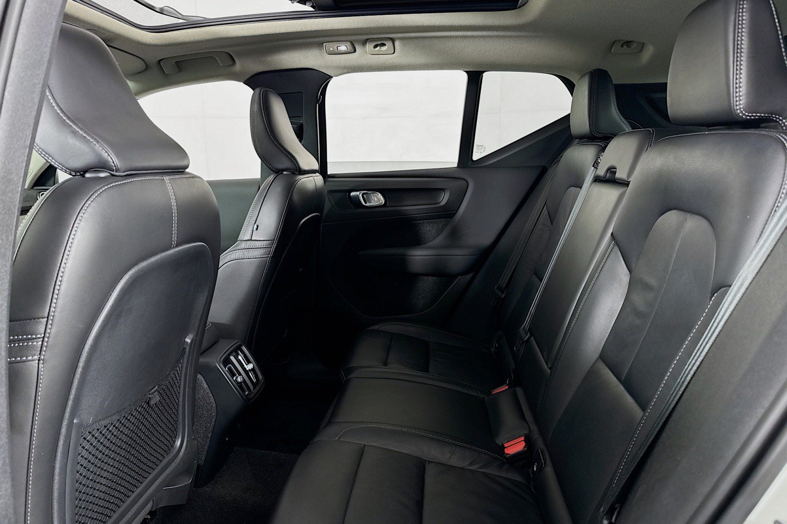 Used 2023 Volvo XC40 B5 Plus AWD/4WD image 8