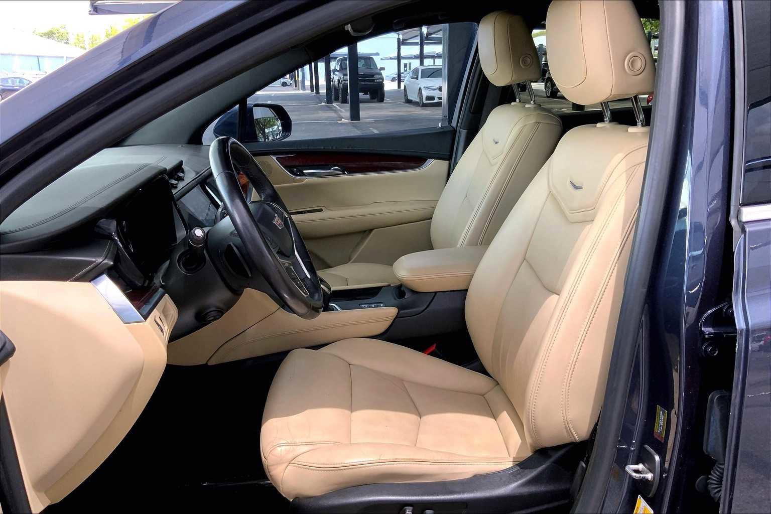 Used 2018 Cadillac XT5 Luxury w/ Driver Awareness Package image 14