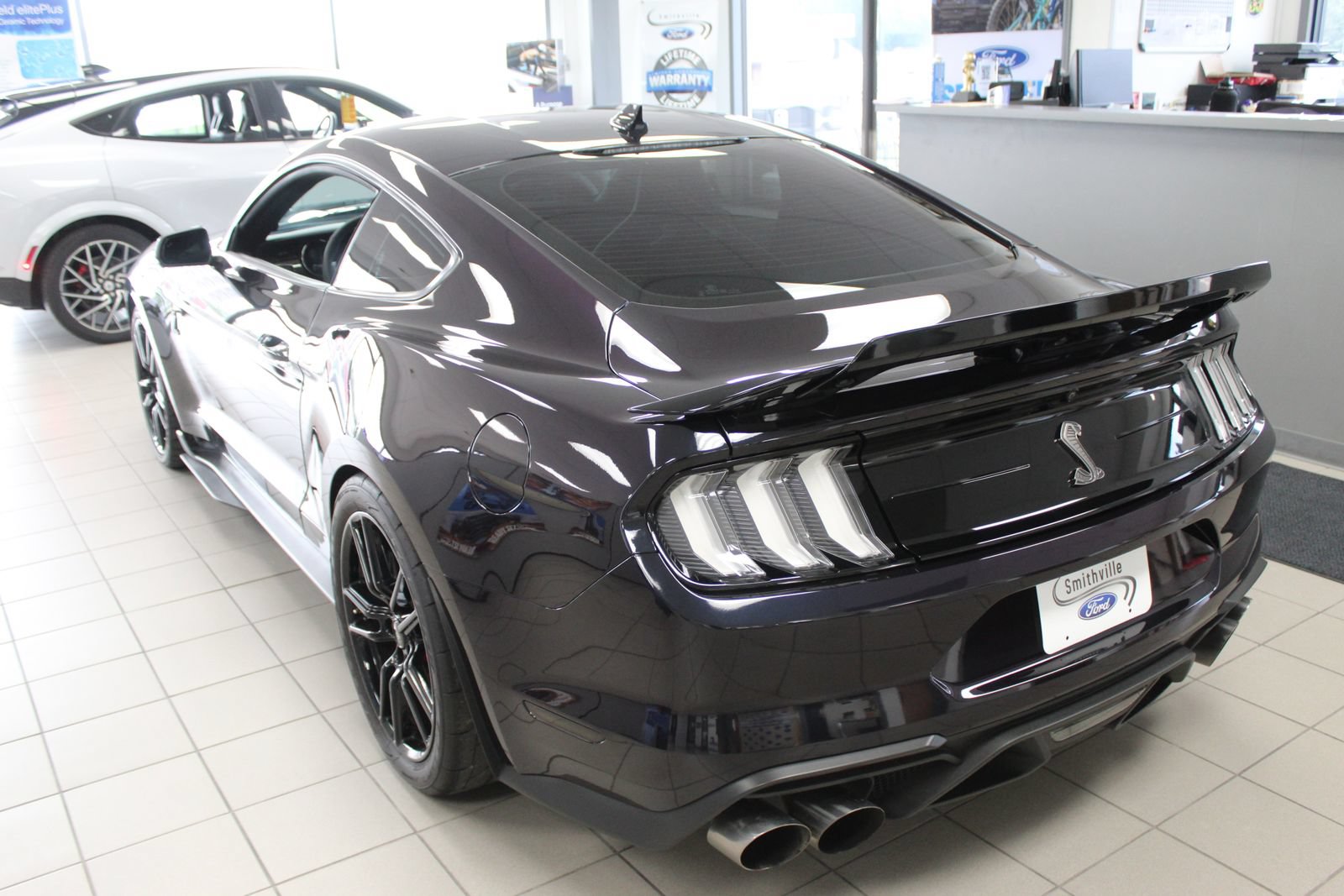 Used 2022 Ford Mustang Shelby GT500 w/ Technology Package RWD image 3