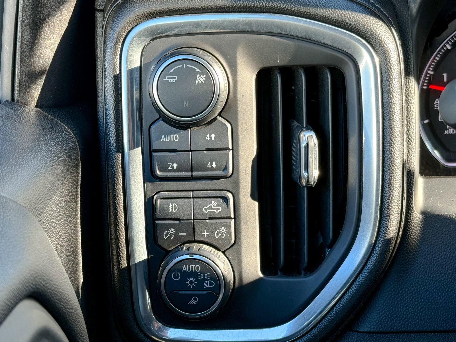 Used 2019 Chevrolet Silverado 1500 RST image 25