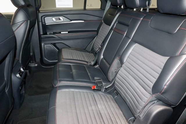 Used 2025 Ford Explorer ST-Line w/ ST-Line Street Pack image 23