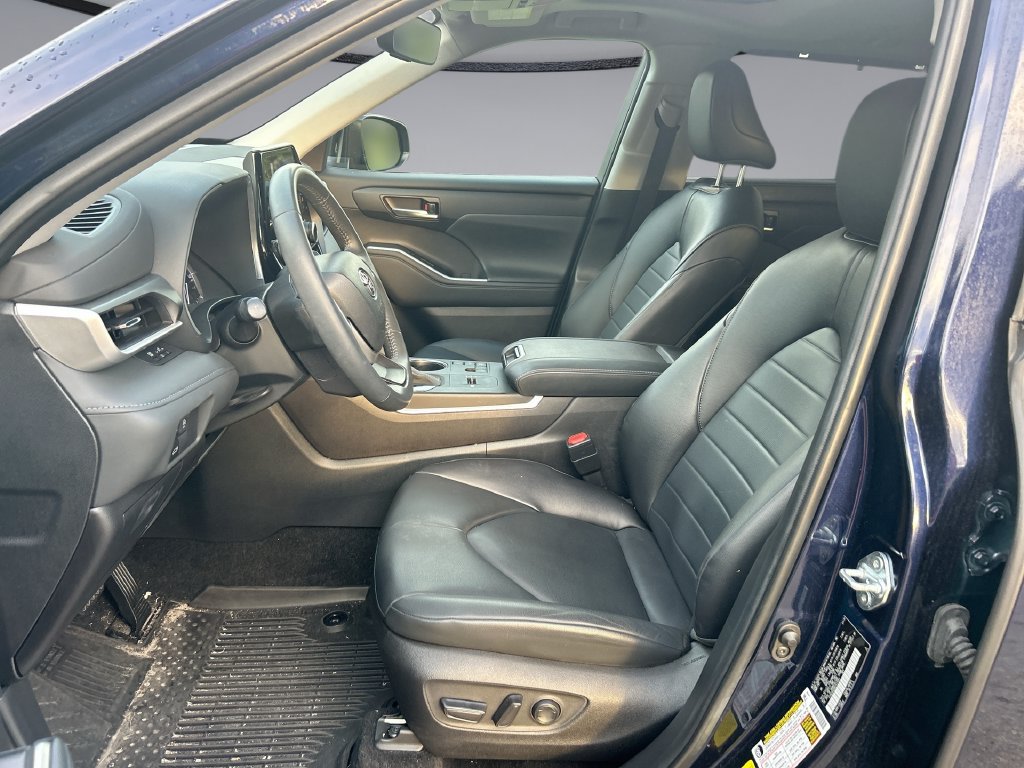 Used 2024 Toyota Highlander XLE FWD image 11