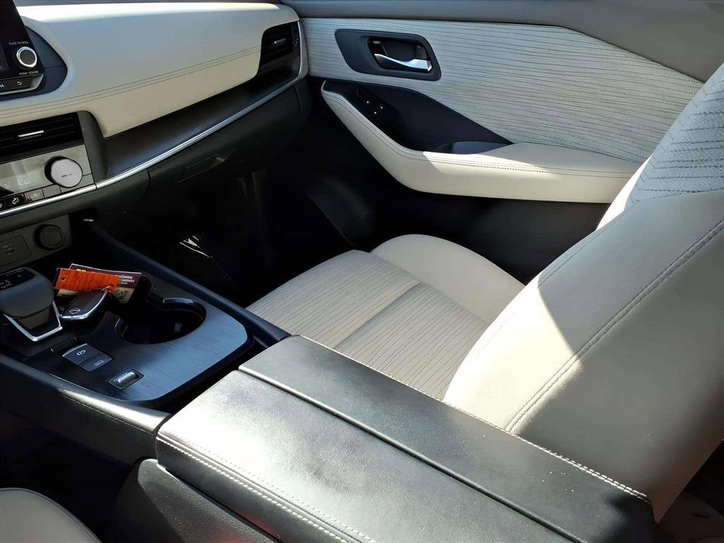 Used 2023 Nissan Rogue SV image 12