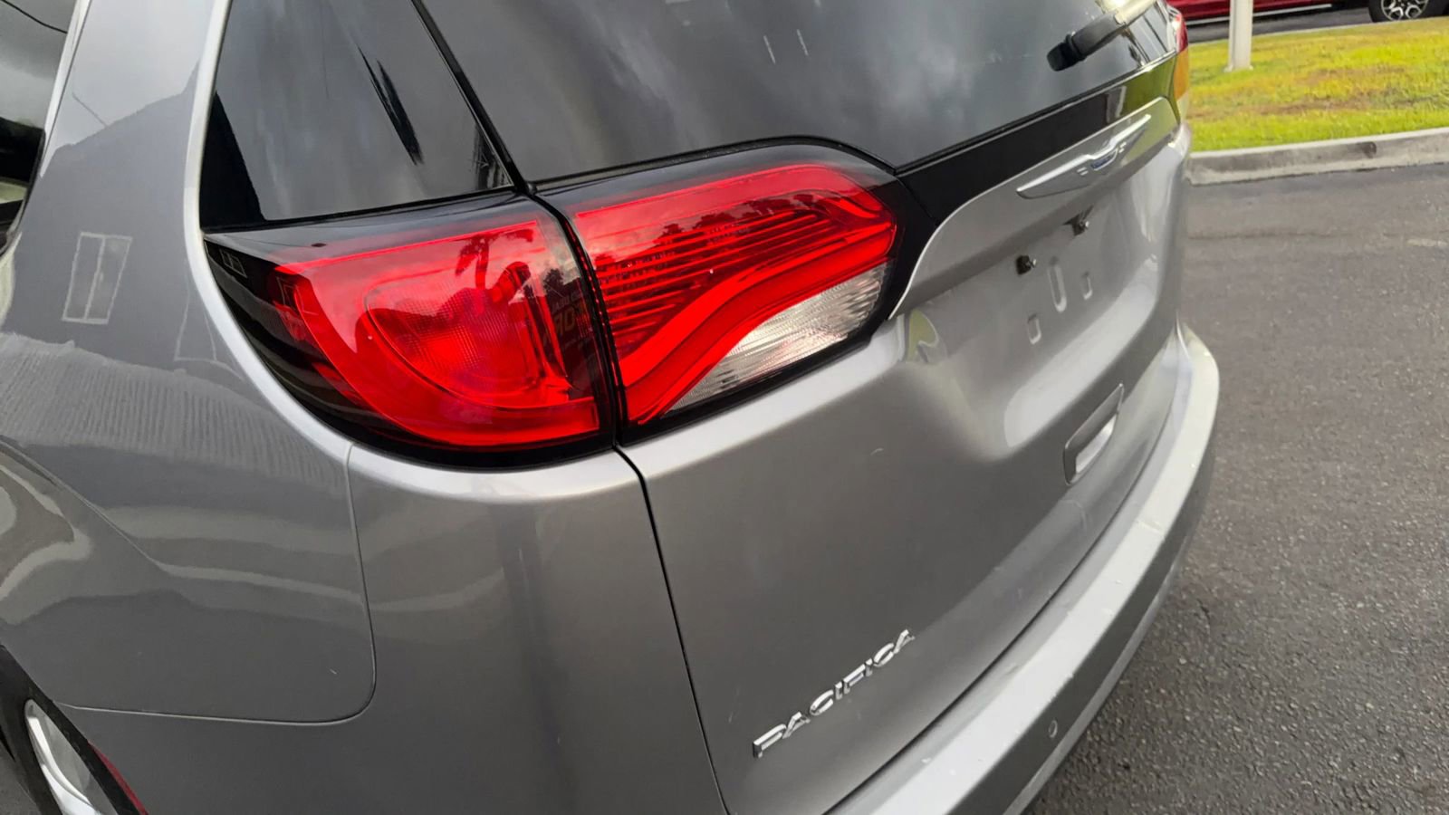 Used 2018 Chrysler Pacifica Touring-L image 16