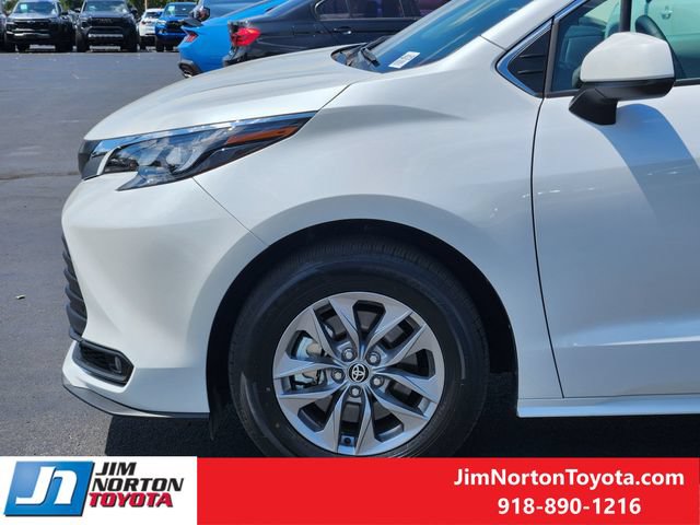 Used 2026 Toyota Sienna XLE FWD image 8