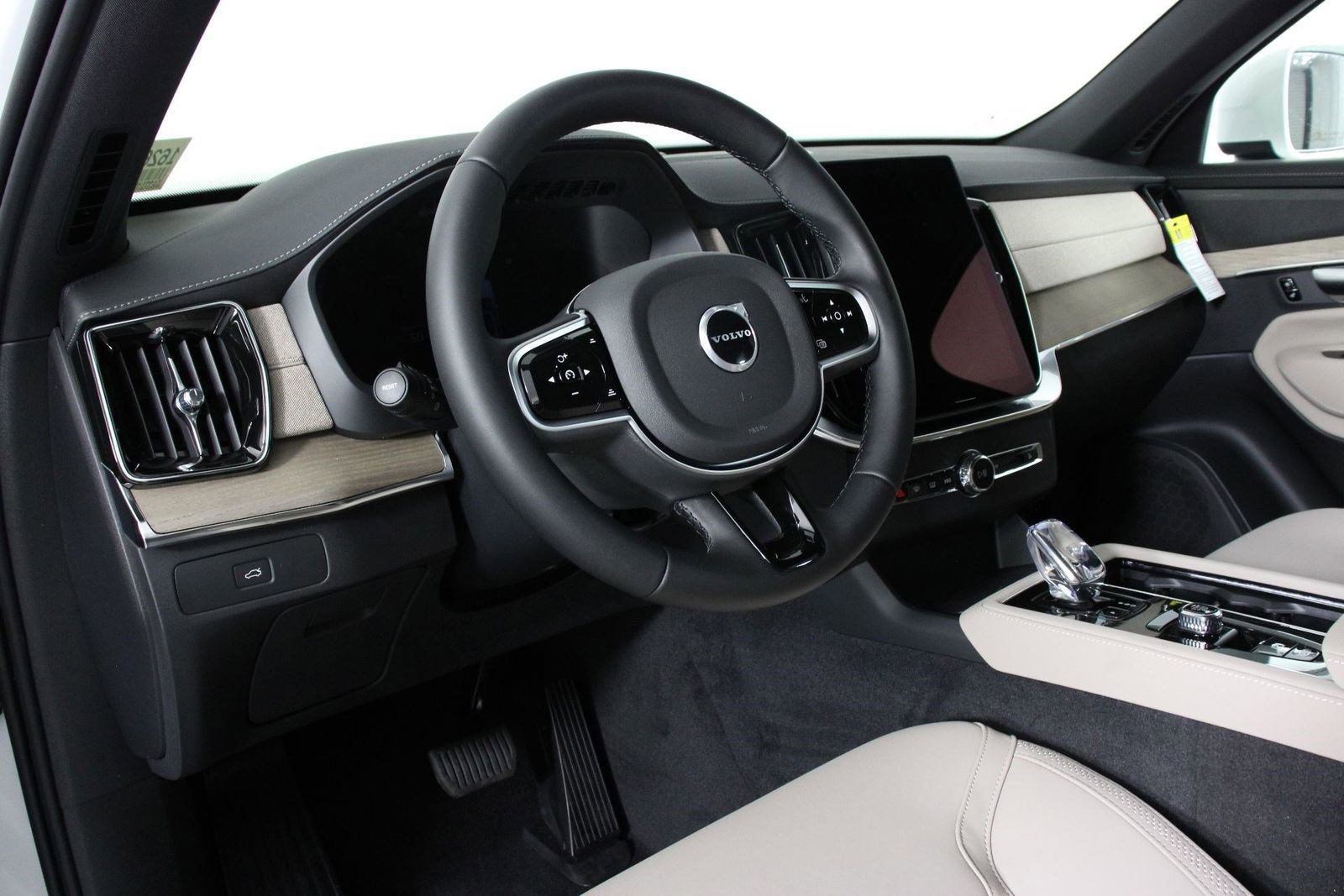 New 2026 Volvo XC90 B5 Plus w/ Protection Package image 8