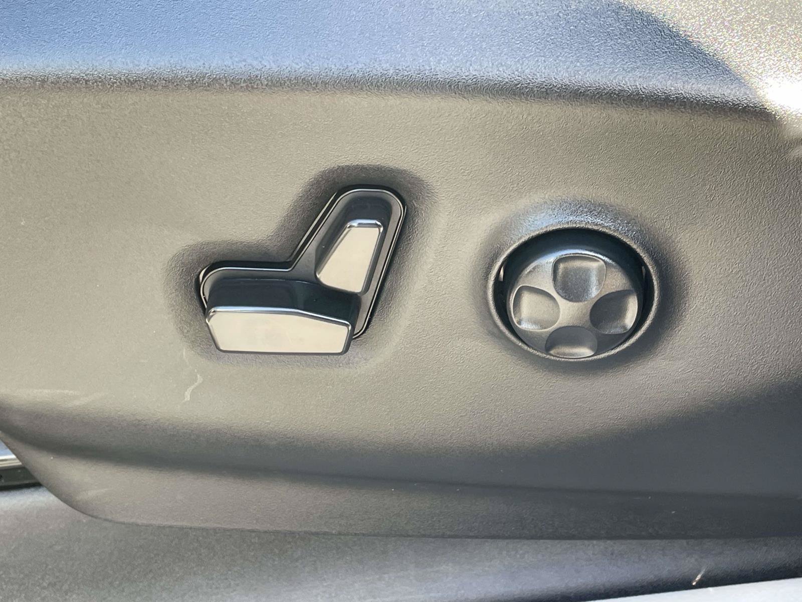 Used 2023 Chrysler Pacifica Touring-L FWD image 16