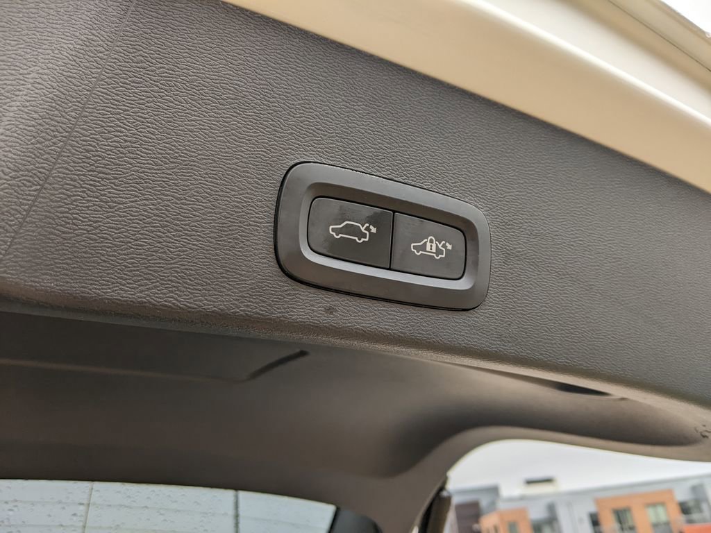 Certified 2025 Volvo XC40 B5 Plus image 29