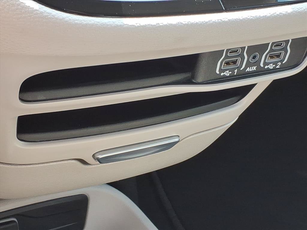 Used 2024 Chrysler Pacifica Limited FWD image 32