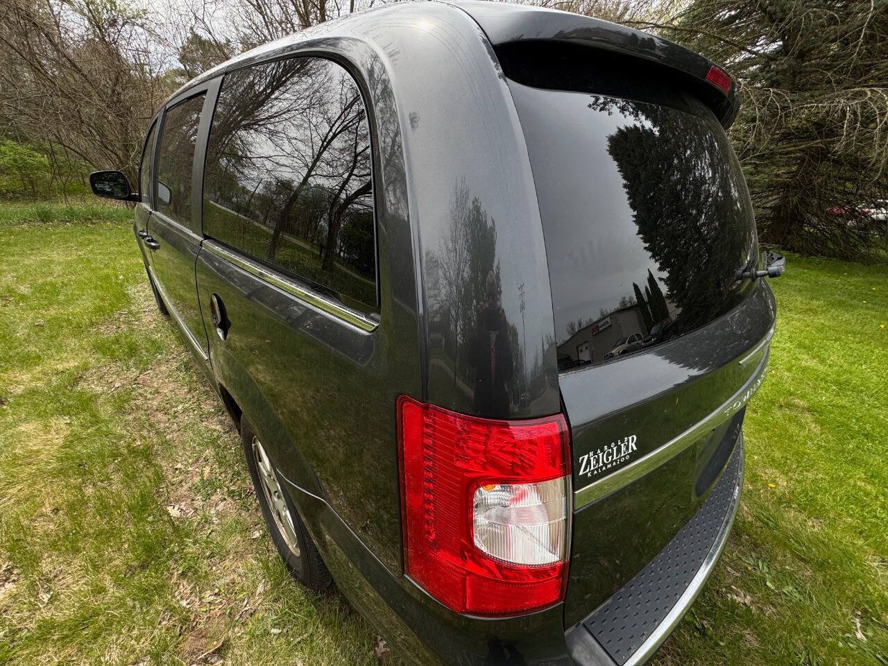 Used 2012 Chrysler Town & Country Touring FWD image 2