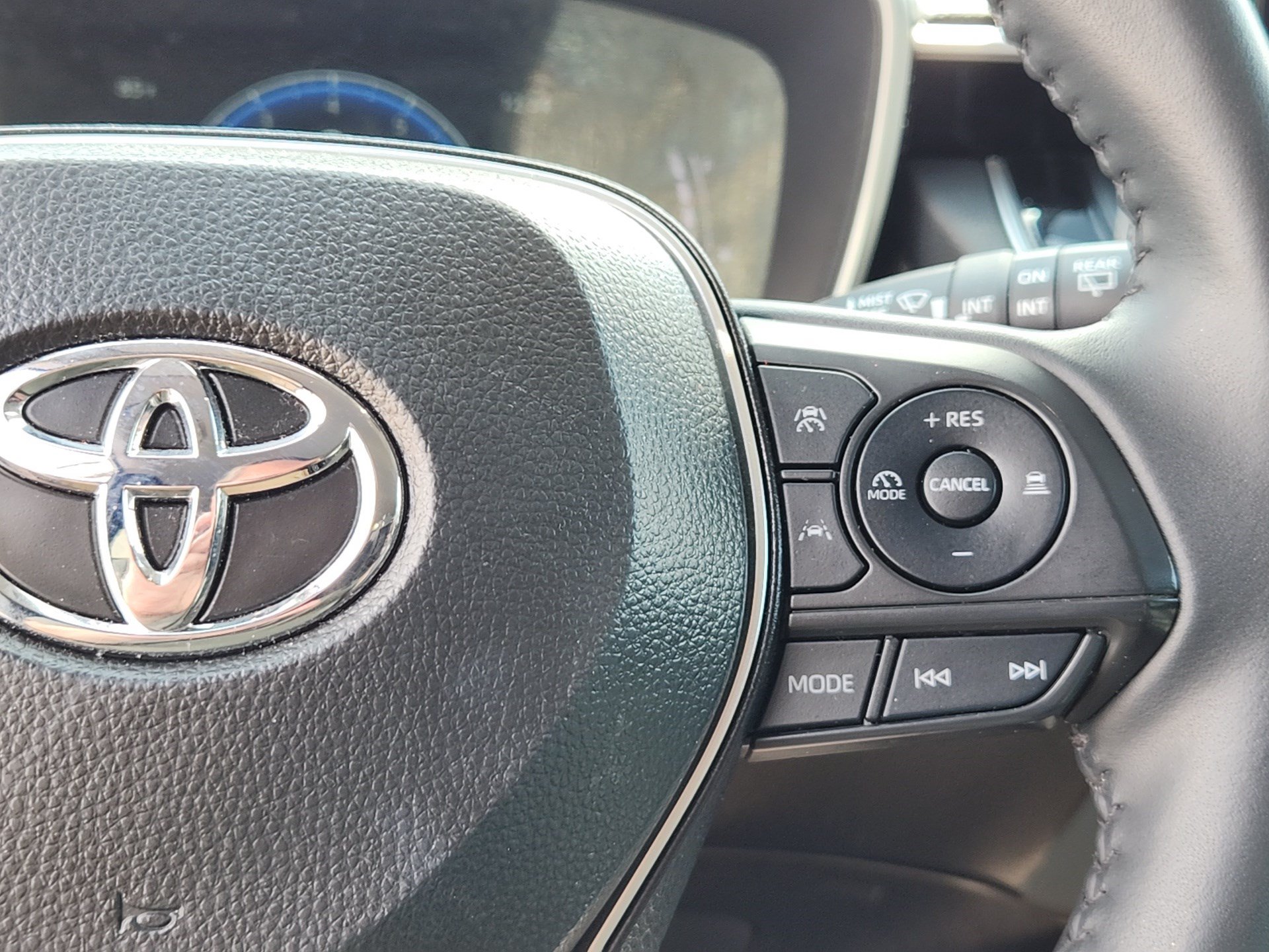 Certified 2025 Toyota Corolla Cross XLE FWD image 18