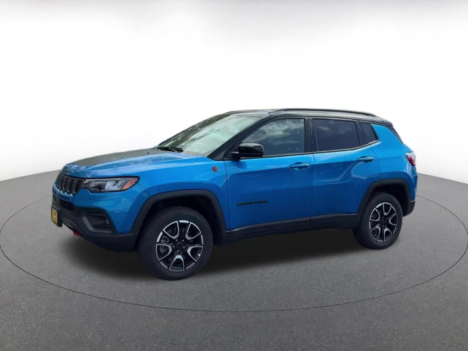 Used 2025 Jeep Compass Trailhawk AWD/4WD image 8
