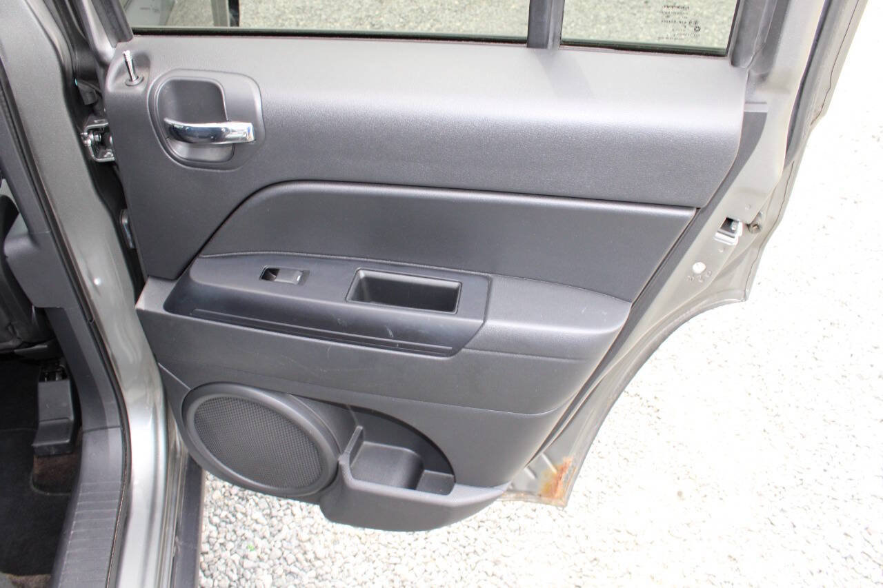 Used 2013 Jeep Patriot Latitude w/ Sun/Sound Group AWD/4WD image 21