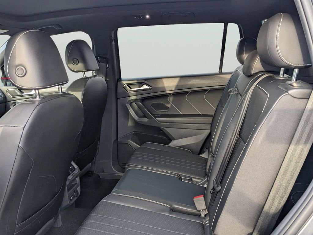 Certified 2022 Volkswagen Tiguan SE R-Line image 17