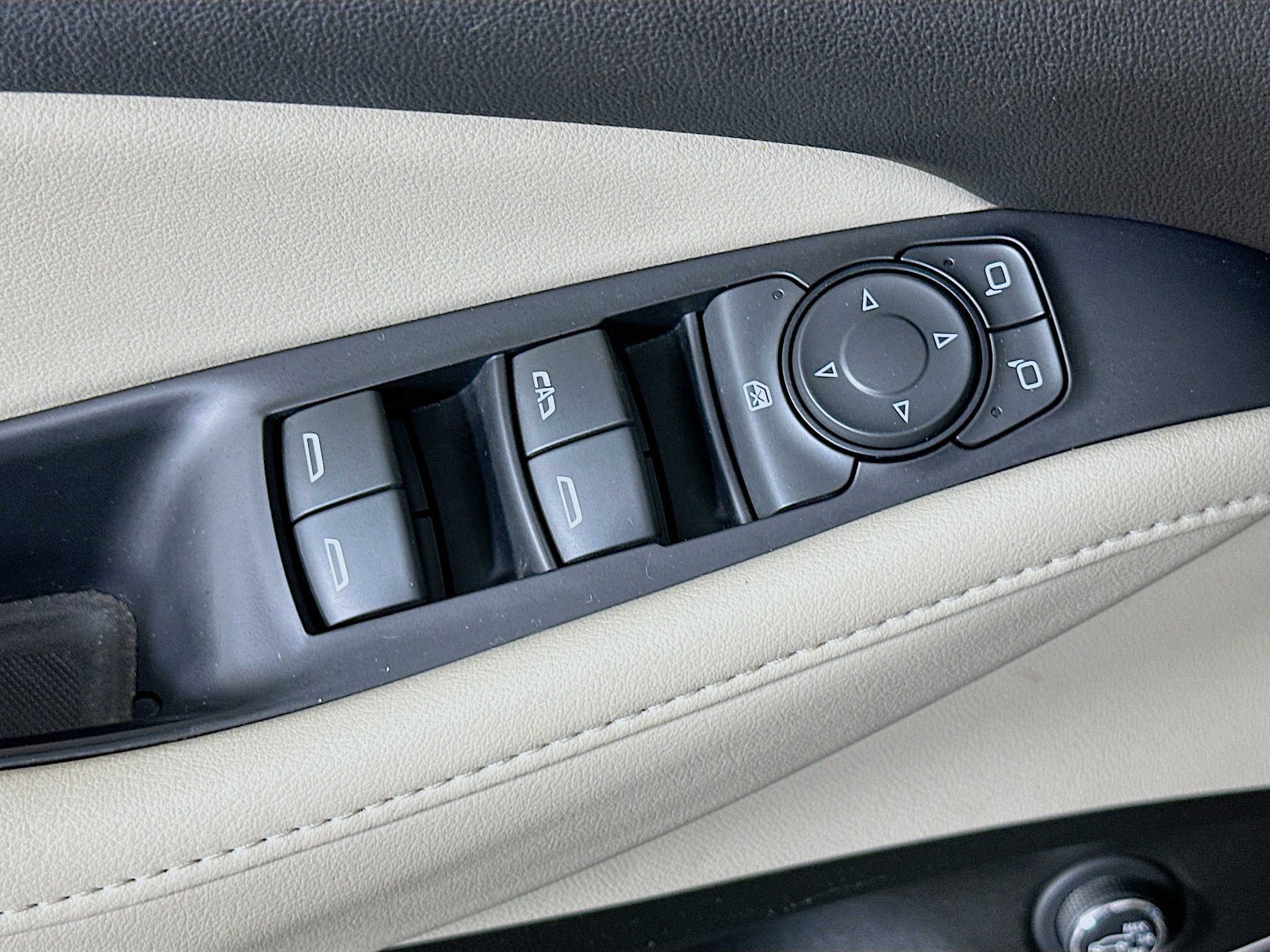 Used 2020 Buick Enclave Essence w/ LPO, Luxury Package FWD image 15