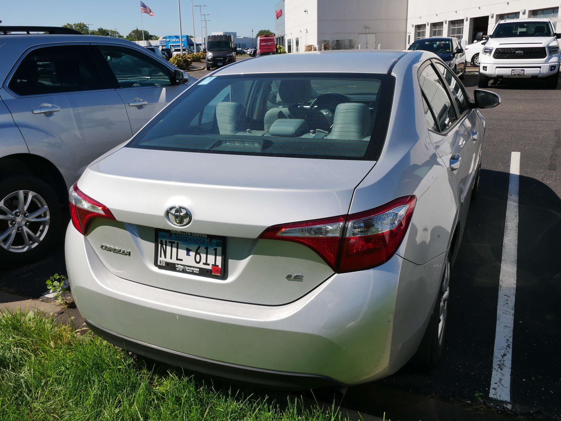 Used 2015 Toyota Corolla LE FWD image 3