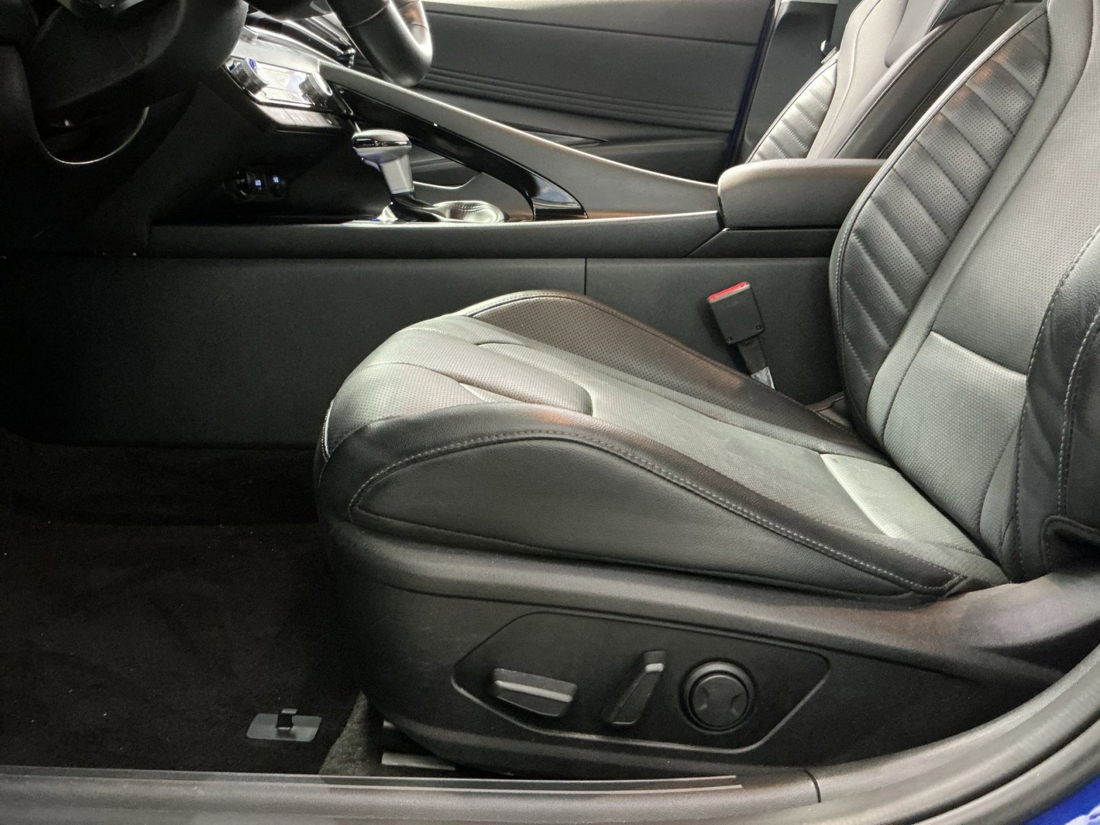 Used 2023 Hyundai Elantra Limited image 22