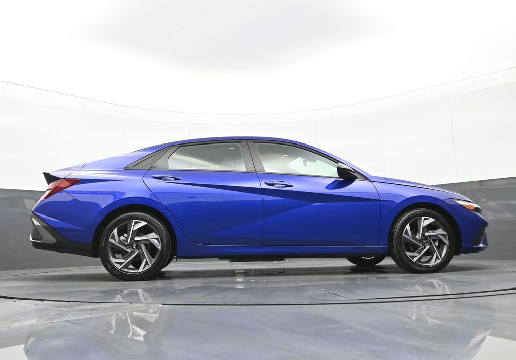 Certified 2025 Hyundai Elantra Sport image 38