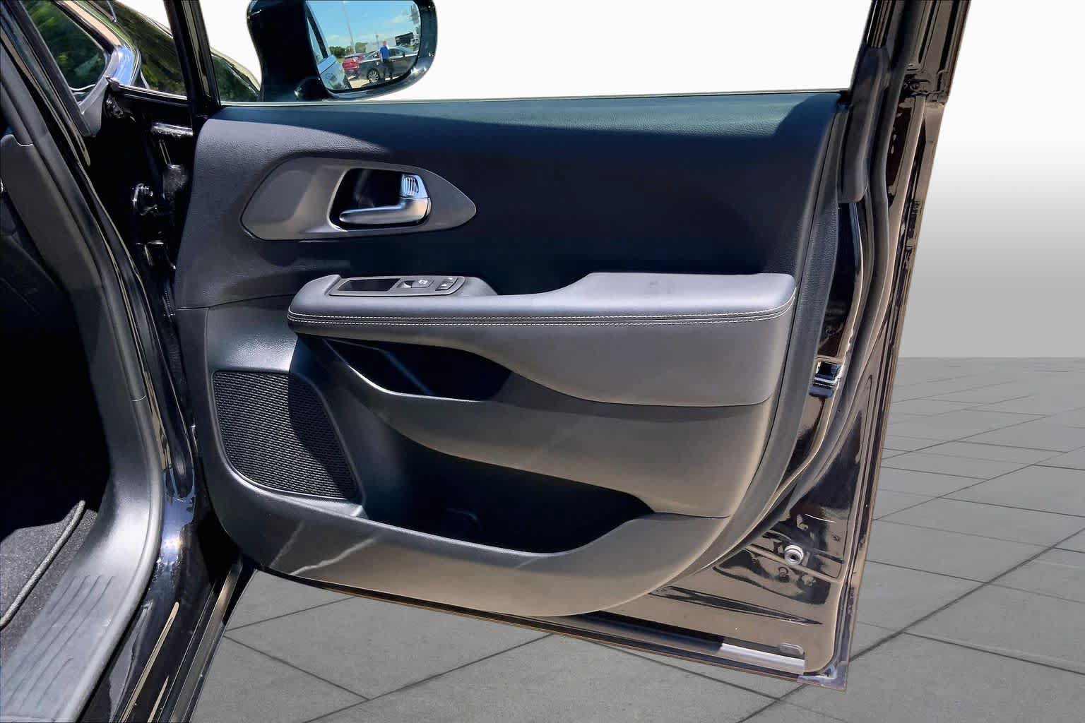 Used 2025 Chrysler Pacifica Select FWD image 23