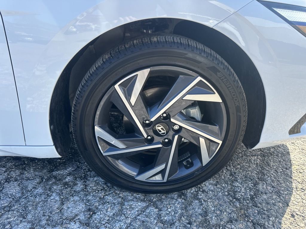 Certified 2025 Hyundai Elantra SEL image 24