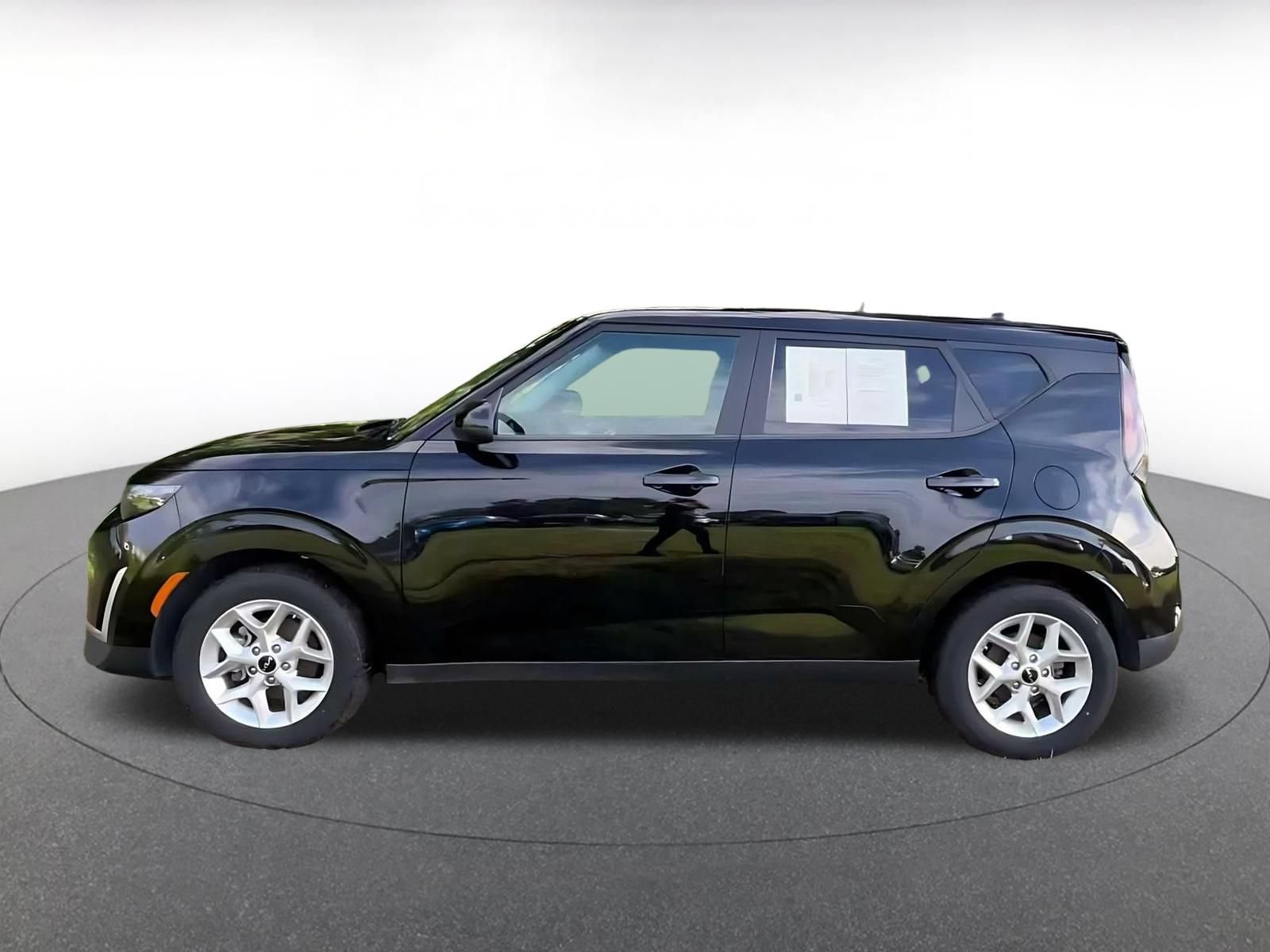 Used 2025 Kia Soul LX w/ LX Technology Package FWD image 8