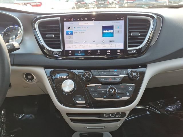 Used 2024 Chrysler Pacifica Touring-L FWD image 18