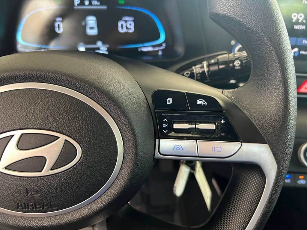 Used 2025 Hyundai Elantra SE FWD image 35