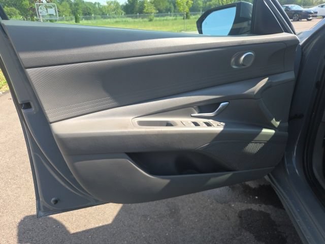 Used 2021 Hyundai Elantra SE FWD image 17