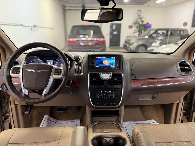 Used 2015 Chrysler Town & Country Touring-L w/ Driver Convenience Group image 20