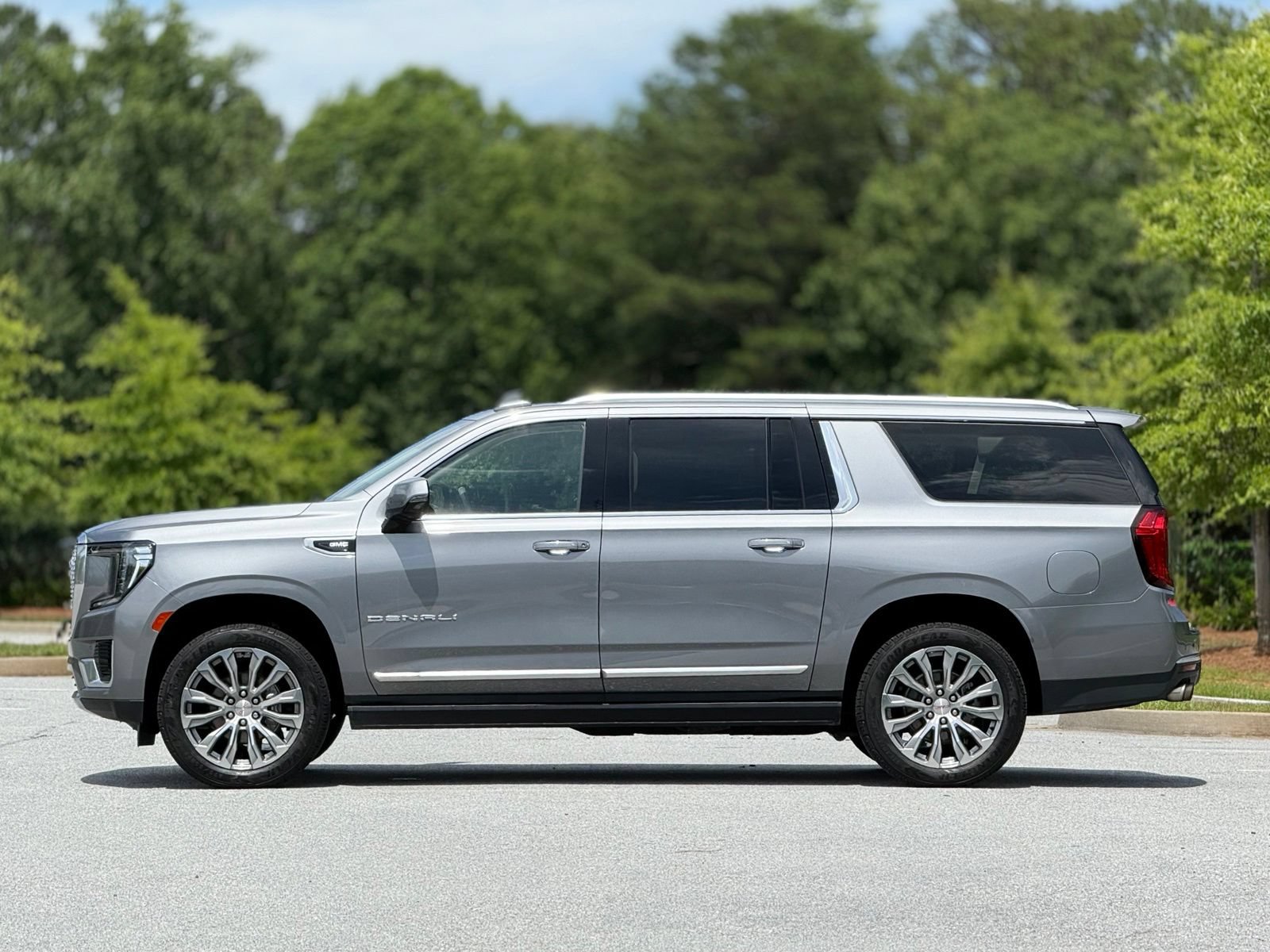 Used 2021 GMC Yukon XL Denali w/ Denali Ultimate Package AWD/4WD image 9