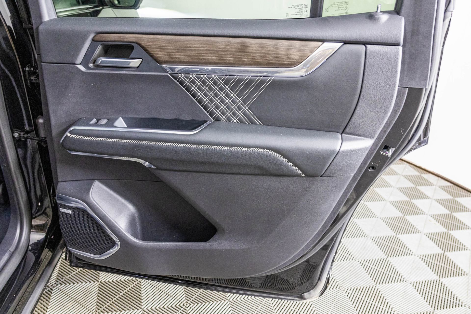 Used 2024 GMC Acadia Denali image 38