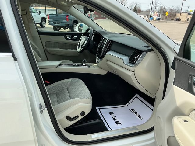 Used 2022 Volvo XC60 B5 Momentum AWD/4WD image 12