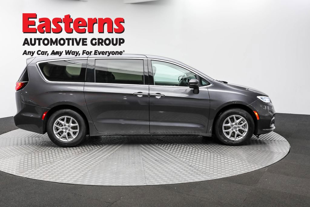 Used 2023 Chrysler Pacifica Touring-L image 4