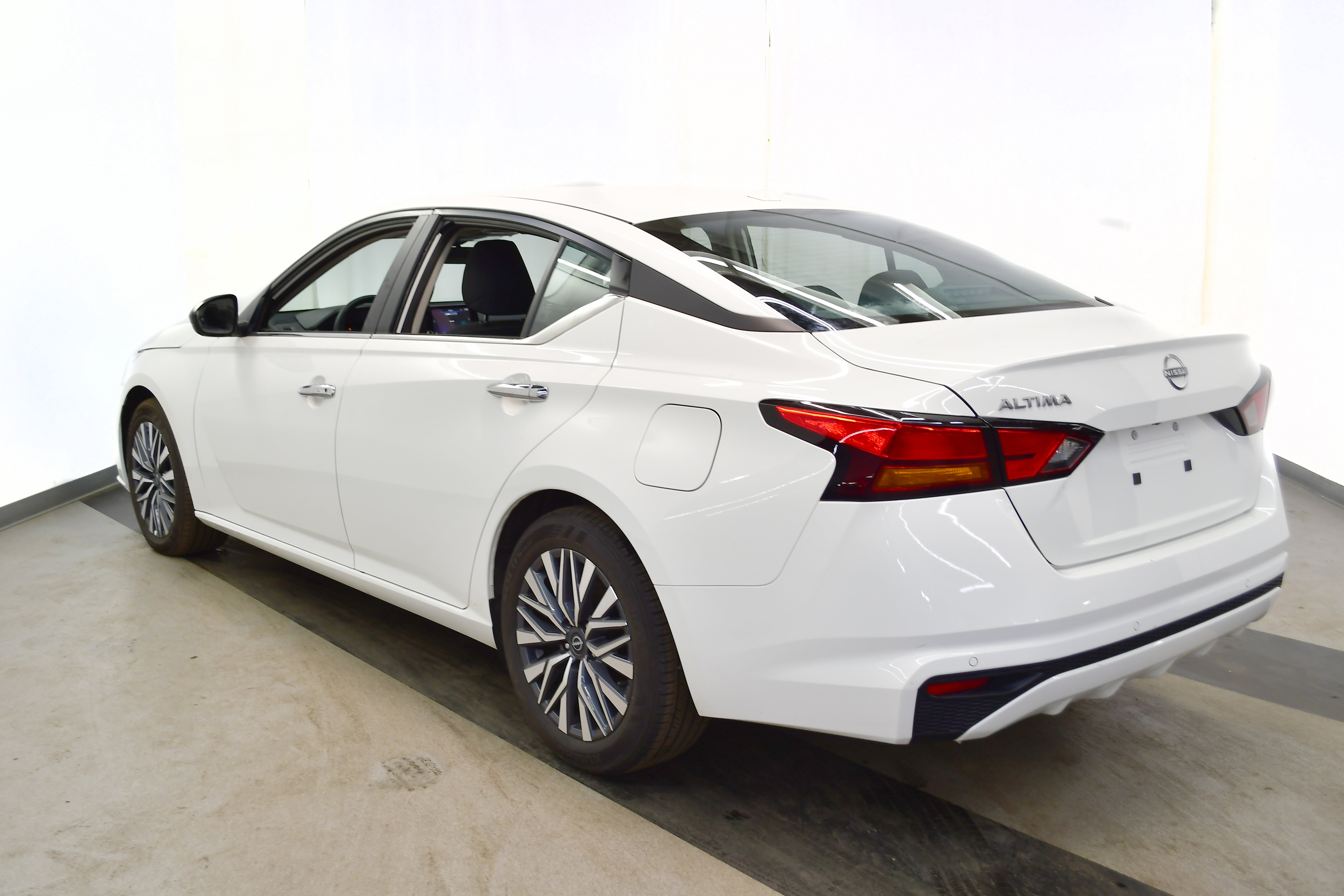 Used 2025 Nissan Altima 2.5 SV image 4