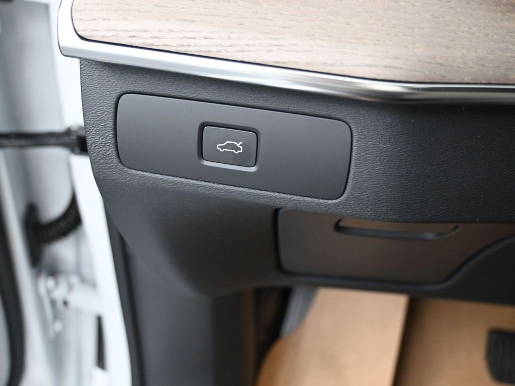 New 2026 Volvo XC90 B6 Plus w/ Protection Package Premier image 15