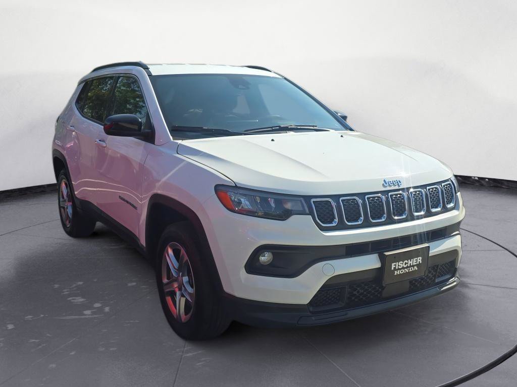 Used 2024 Jeep Compass Latitude AWD/4WD image 2