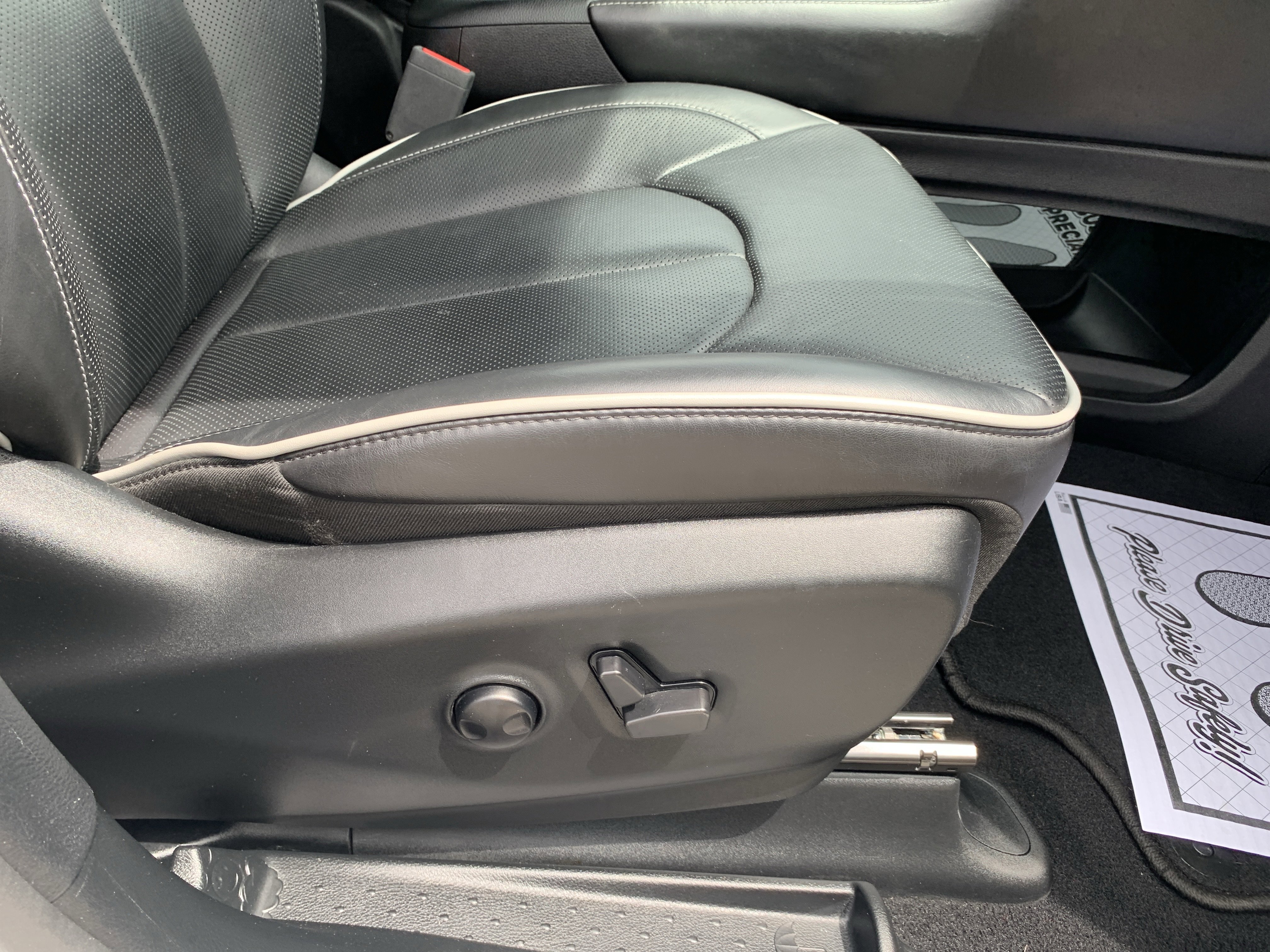 Used 2025 Chrysler Pacifica Limited FWD image 35
