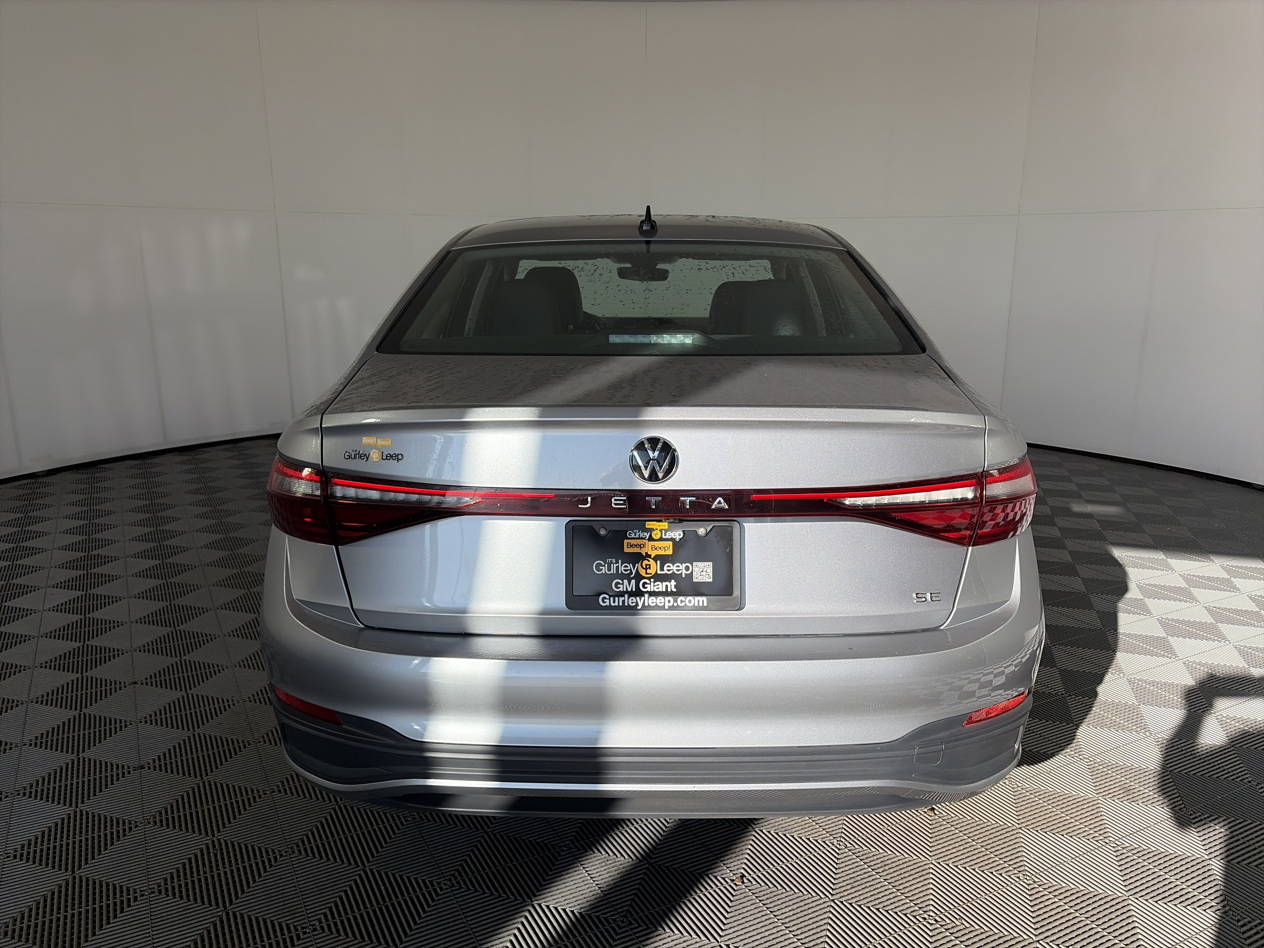 Used 2025 Volkswagen Jetta SE FWD image 9