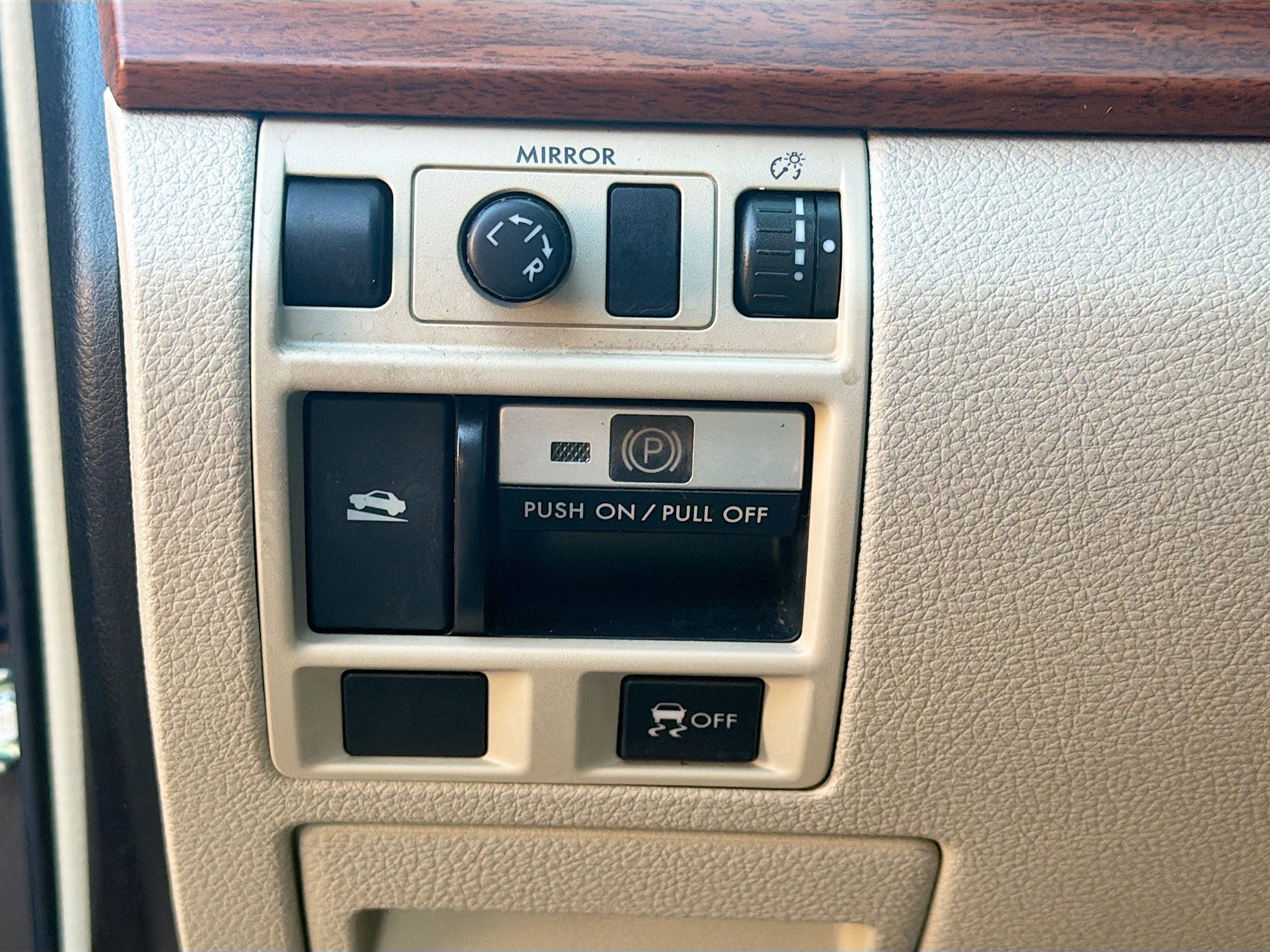 Used 2013 Subaru Outback 3.6R Limited AWD/4WD image 16